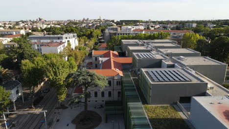 Modernes-Gebäude-Mit-Sonnenkollektoren-Montpellier-Antenne-Sonniger-Tag